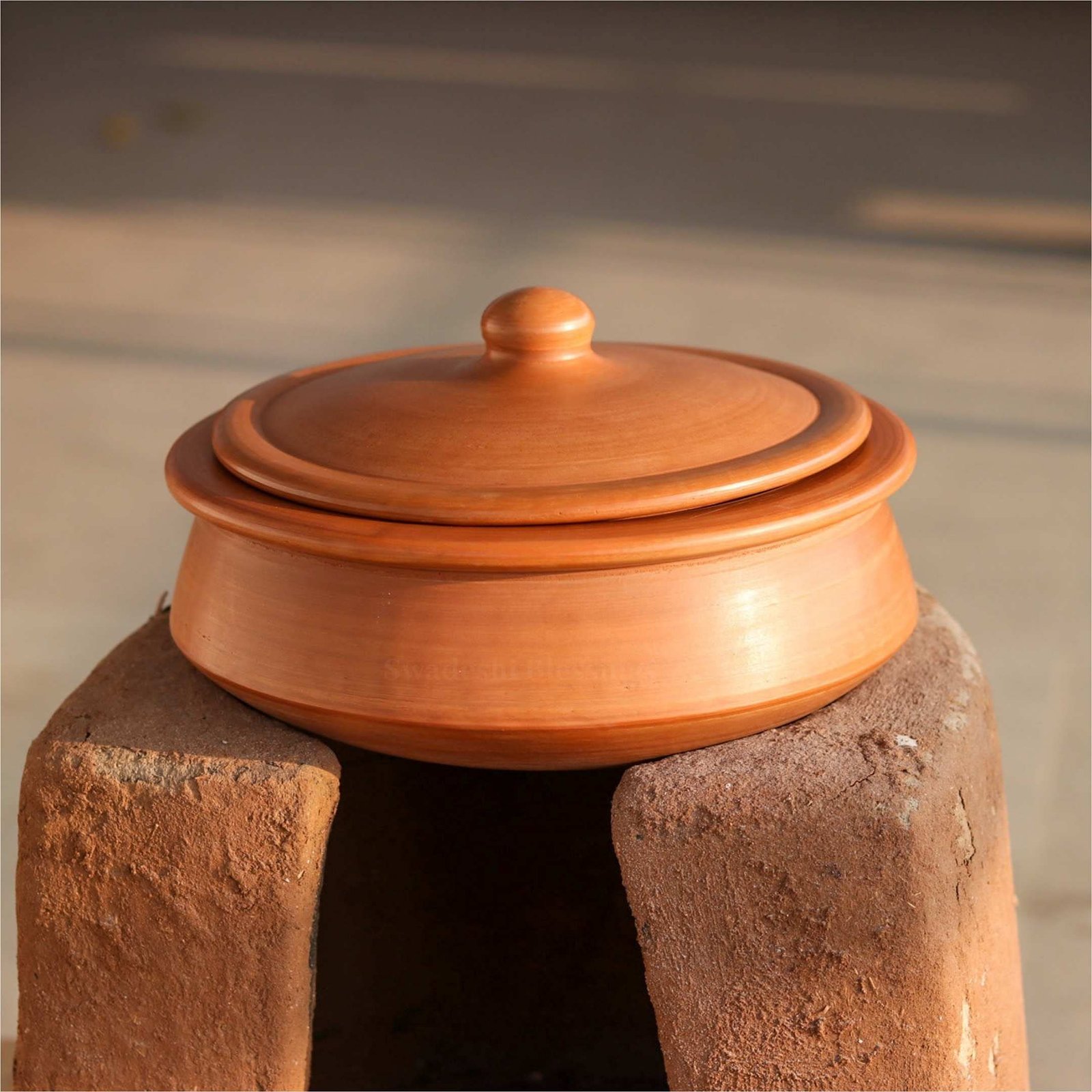Swadeshi Blessings Exclusive Range Unglazed Clay Handi/Earthen Kadai/Clay Pot for Cooking & Serving with Lid (with Mirror Finish) + Free ASH for Cleaning(2.8 Liters Handi) (Red)